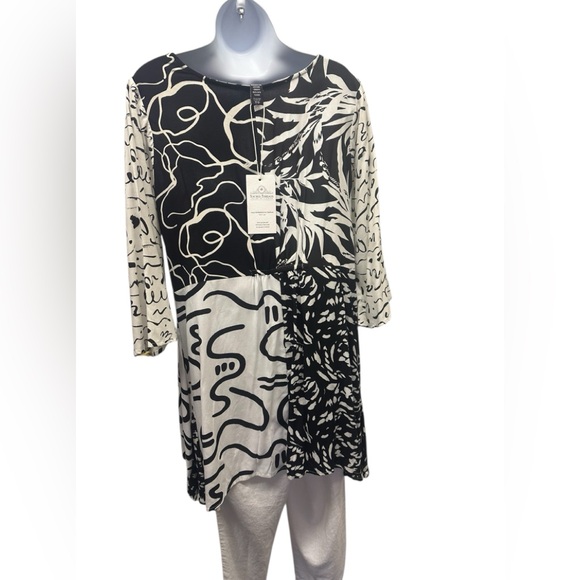 S/M.    NWT.  Sacred Threads Black and White Abstract Tunic. BL/GR - Picture 2 of 4